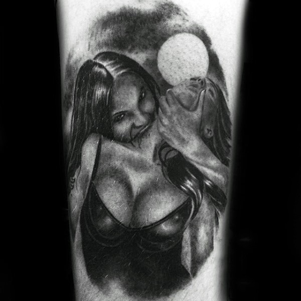 手臂非常酷的吸血鬼女性纹身图案