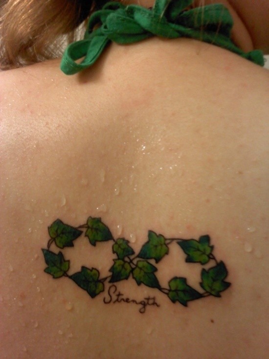 女生背部绿色的树叶藤蔓纹身图案