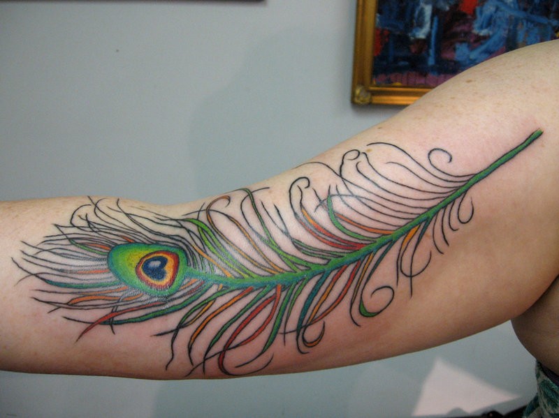 绿色孔雀羽毛大臂纹身图案