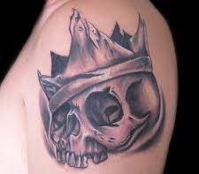大臂很酷的皇冠和骷髅纹身图案