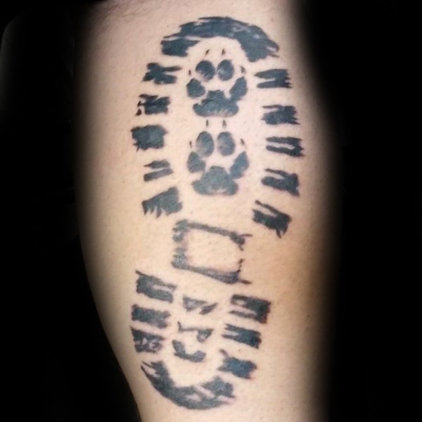 人类的足印与黑色小狗爪印纹身图案