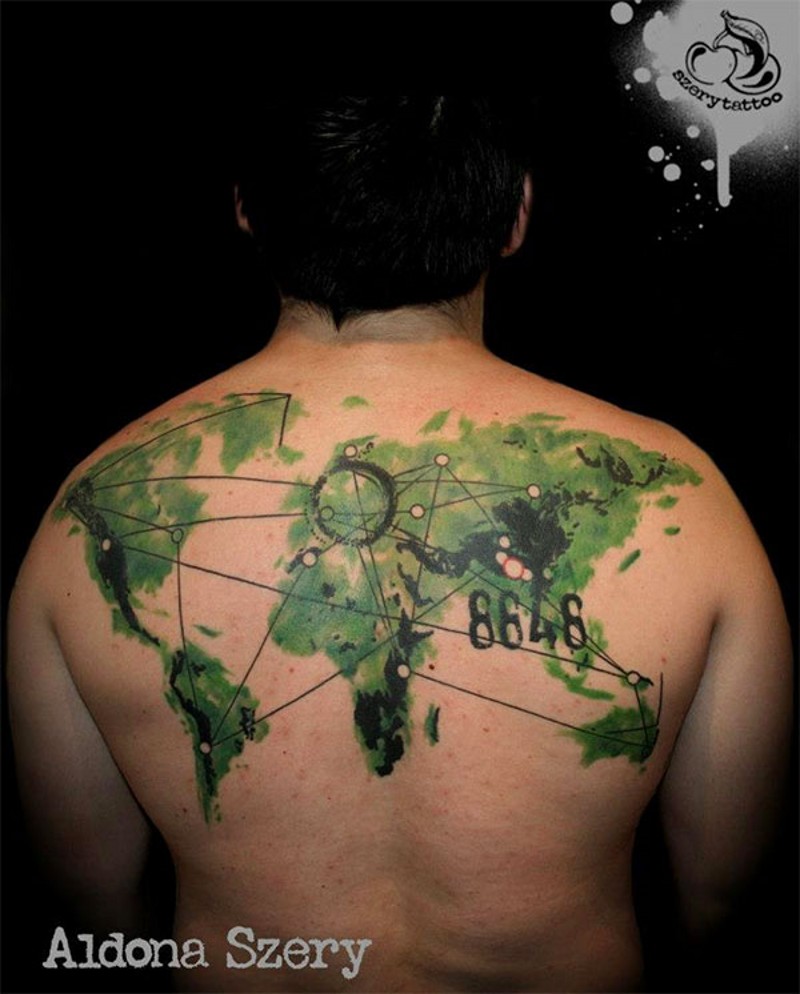 背部绿色的世界地图和路线数字纹身图案