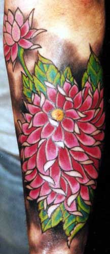 手臂上好看的粉红色花朵纹身图案