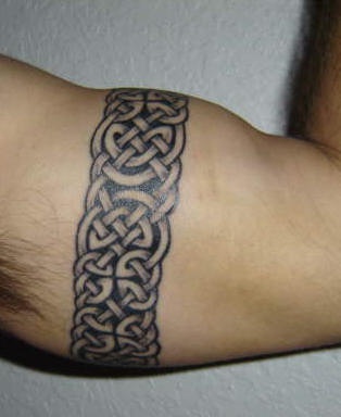 手臂凯尔特风格的臂环纹身图案