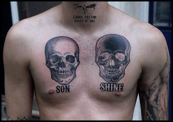 胸部人类骷髅和字母黑白纹身图案