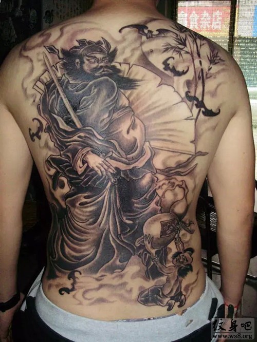 背部黑色中国风武士与花朵纹身图案