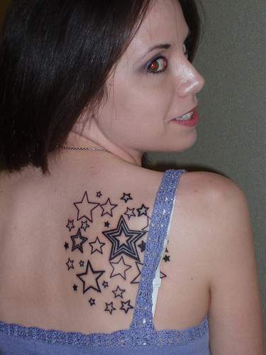 女性背部一群星星黑色纹身图案