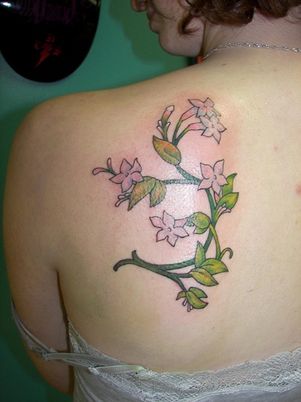 背部有趣的茉莉花藤蔓纹身图案