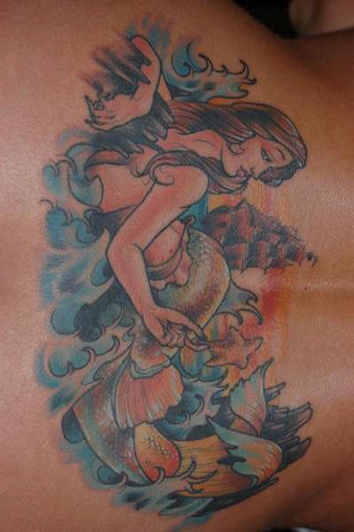 腰部梦幻的美人鱼和海面纹身图案