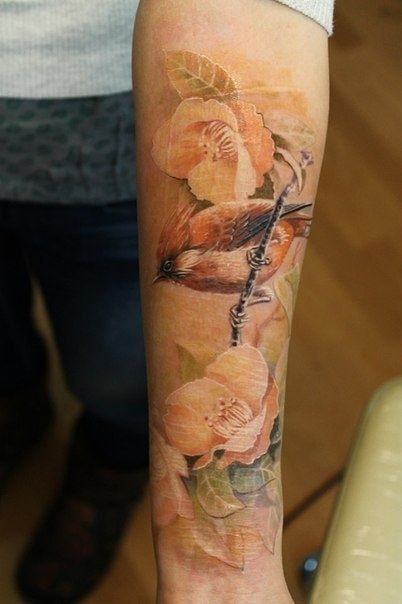 手臂写实油画风格五彩花朵和小鸟纹身图案