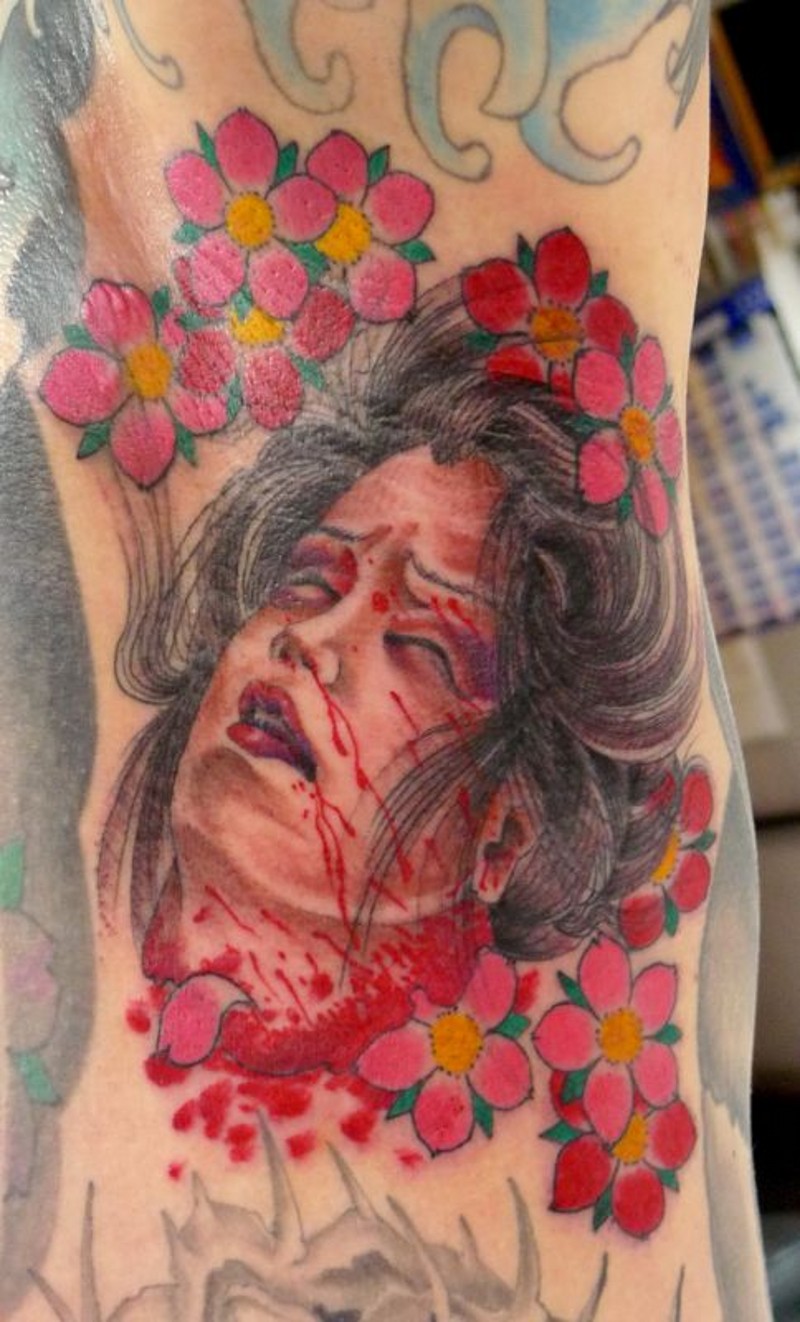 可怕的彩色割头女性生首与花朵纹身图案