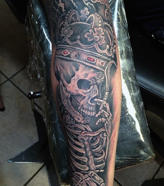 手臂彩绘吸烟的国王骷髅纹身图案