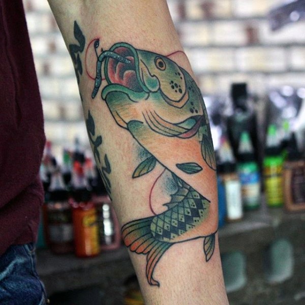 手臂简单设计的青色大鱼纹身图案