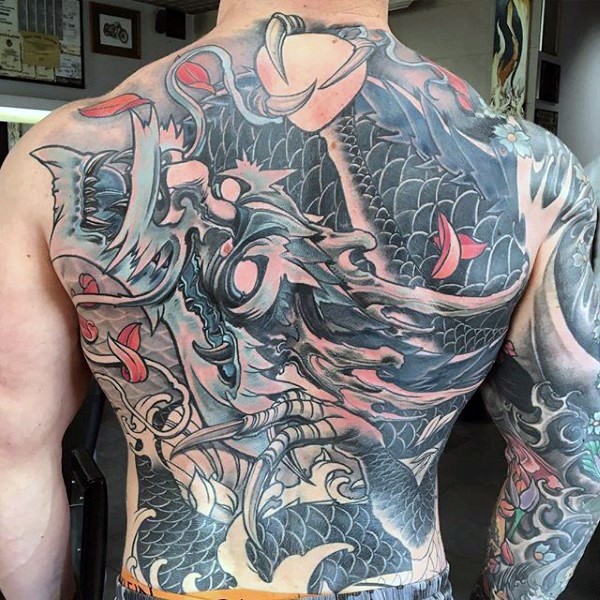 背部日本传统风格的幻想龙纹身图案