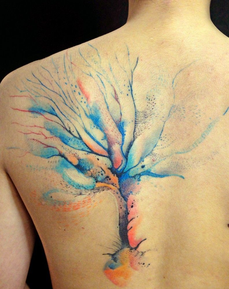 背部可爱的水彩画风格大树纹身图案