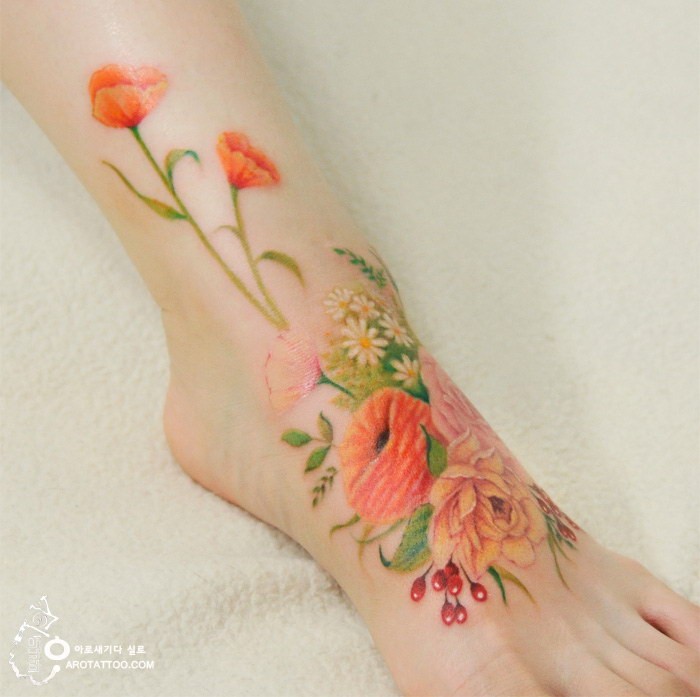 脚背美丽的各种花卉彩绘纹身图案