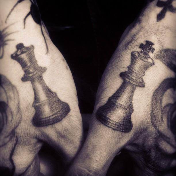 手背简单的黑色国际象棋纹身图案