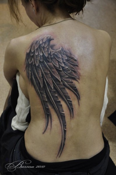 女孩背部一只翅膀纹身图案
