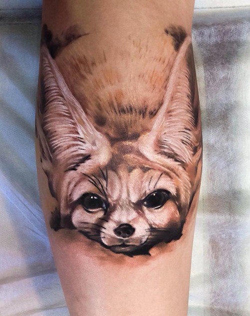 手臂非常写实的小婴儿狐狸纹身图案