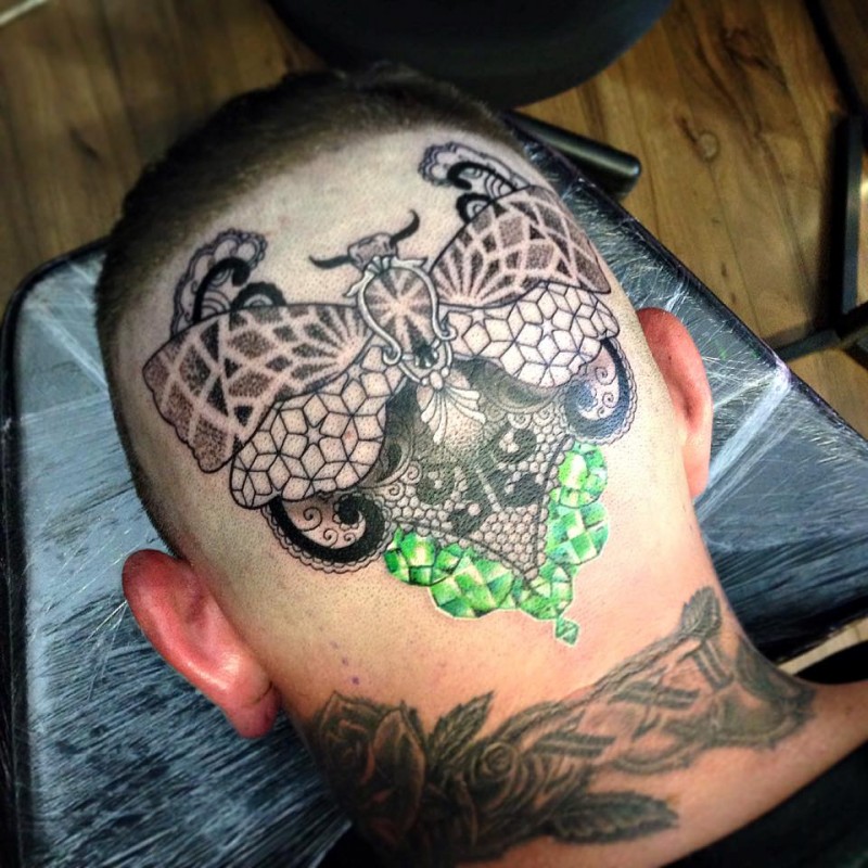 男性头部彩色的大蝴蝶与钻石纹身图案