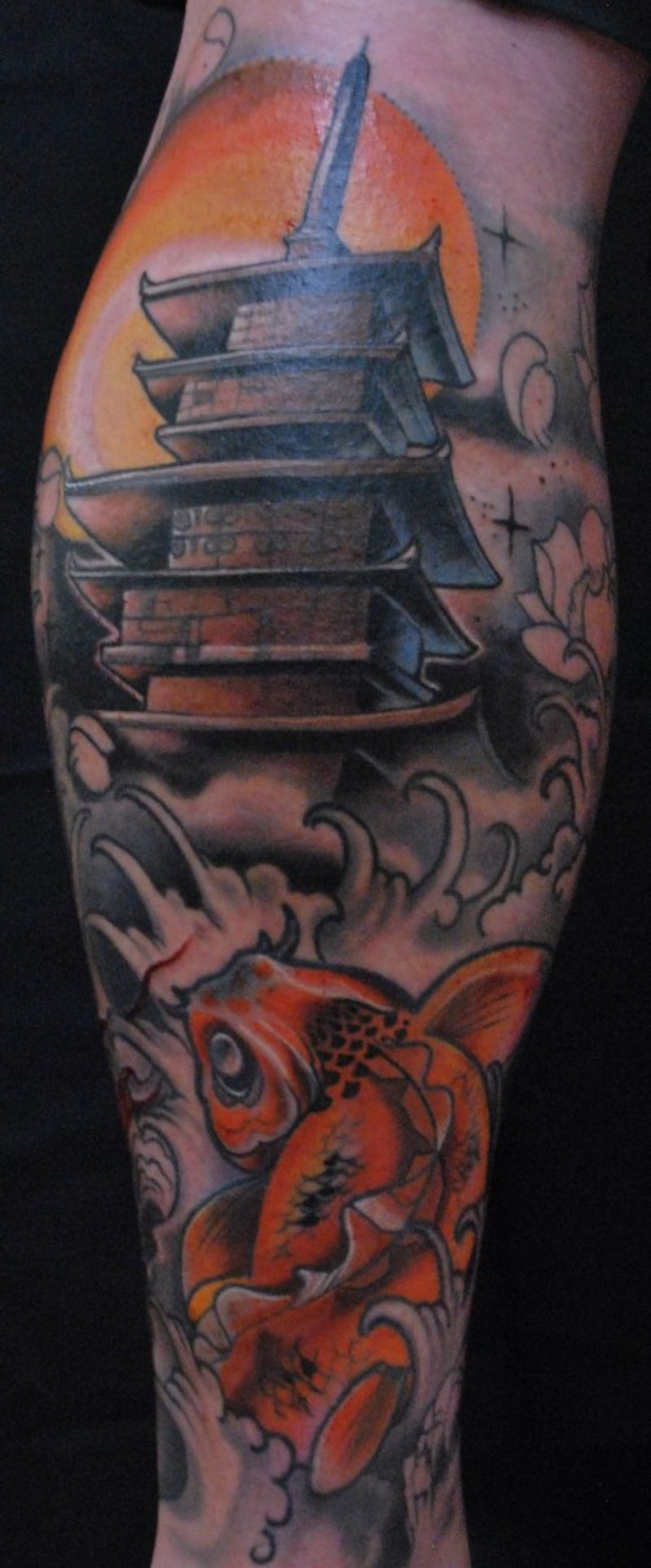 小腿漫画风格彩色的寺庙与鲤鱼纹身图案