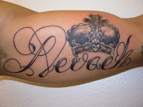 手臂皇冠和美丽的字母纹身图案