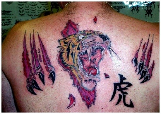 背部老虎头像与皮肤撕裂纹身图案