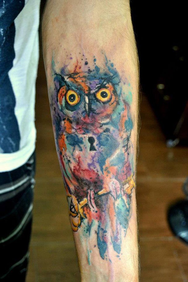手臂上的水彩画猫头鹰纹身图案