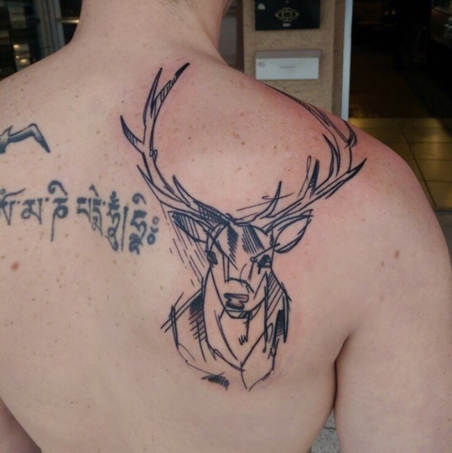 背部黑色线条鹿头和字符纹身图案