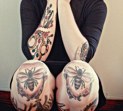 膝盖彩绘的蜜蜂纹身图案