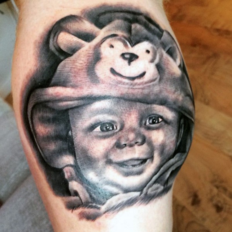 小腿有趣的写实可爱微笑婴儿肖像纹身图案