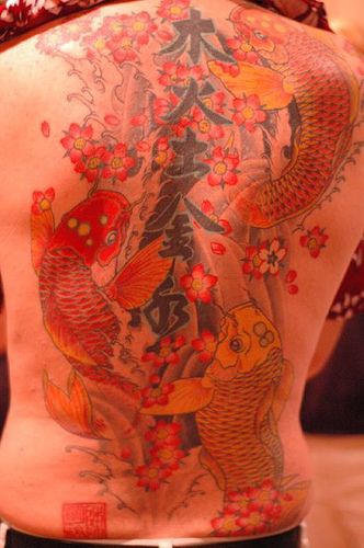 背部彩色的鲤鱼和汉字纹身图案