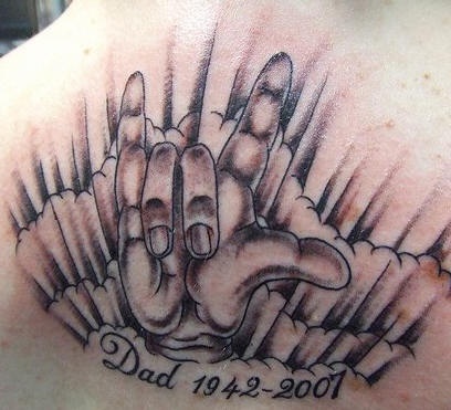 背部手掌与英文字母纹身图案