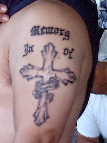 手臂上的纪念十字架纹身图案