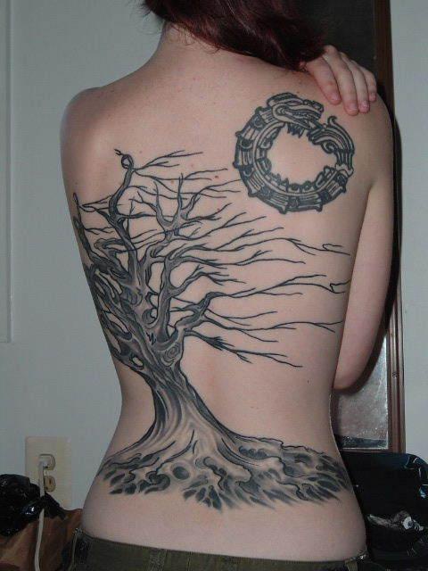 背部黑色枯萎的树纹身图案