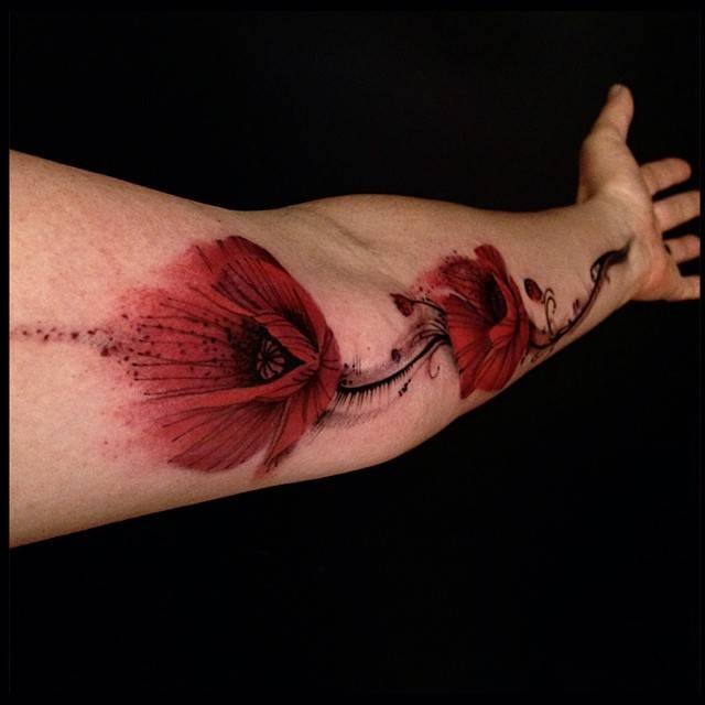 手臂彩色好看的美丽花朵纹身图案