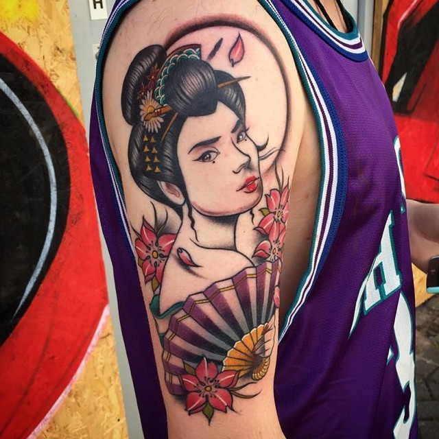 手臂亚洲艺妓和花朵彩色纹身图案