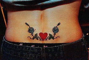 腰部红色心形与黑玫瑰纹身图案