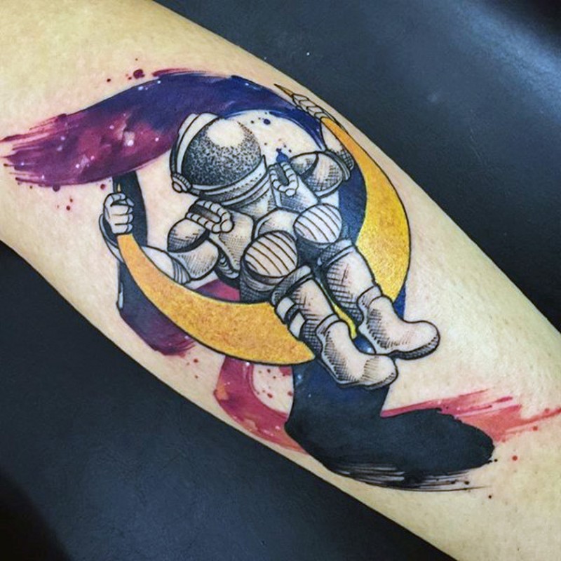 简单的卡通搞笑宇航员和月亮手臂纹身图案