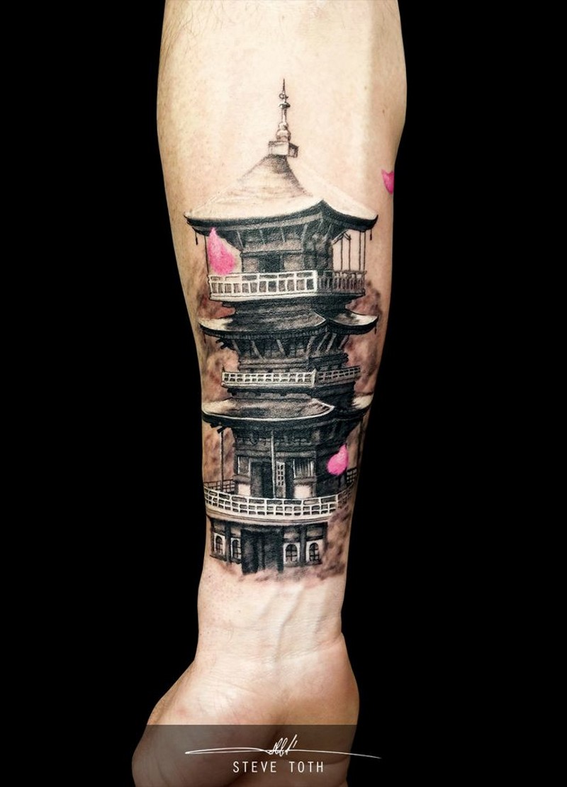 手臂神奇的自然逼真亚洲寺庙纹身图案