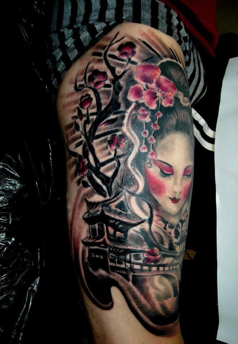 大臂亚洲风格的五彩艺伎女人和开花的树纹身图案