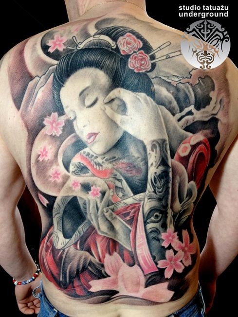 背部惊人的五彩艺妓和花朵纹身图案