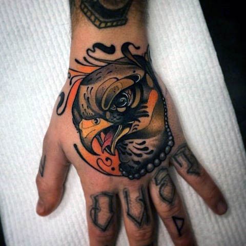 手背美丽的彩色老鹰头像纹身图案