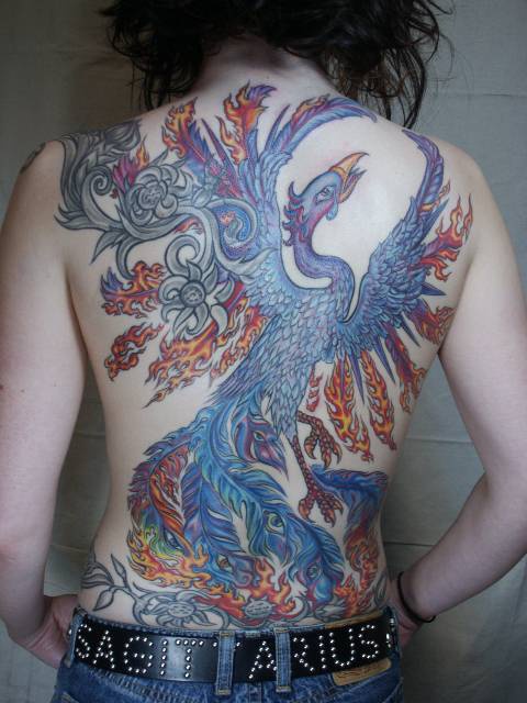 背部神奇的火凤凰彩色纹身图案