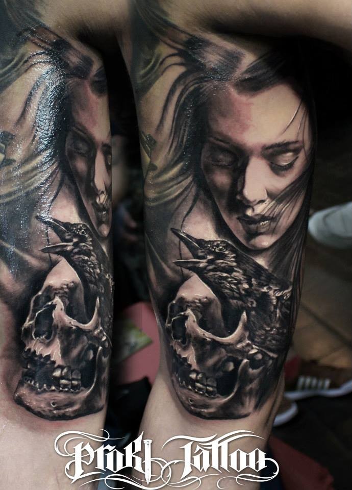大臂黑灰写实的骷髅和乌鸦女人脸纹身图案