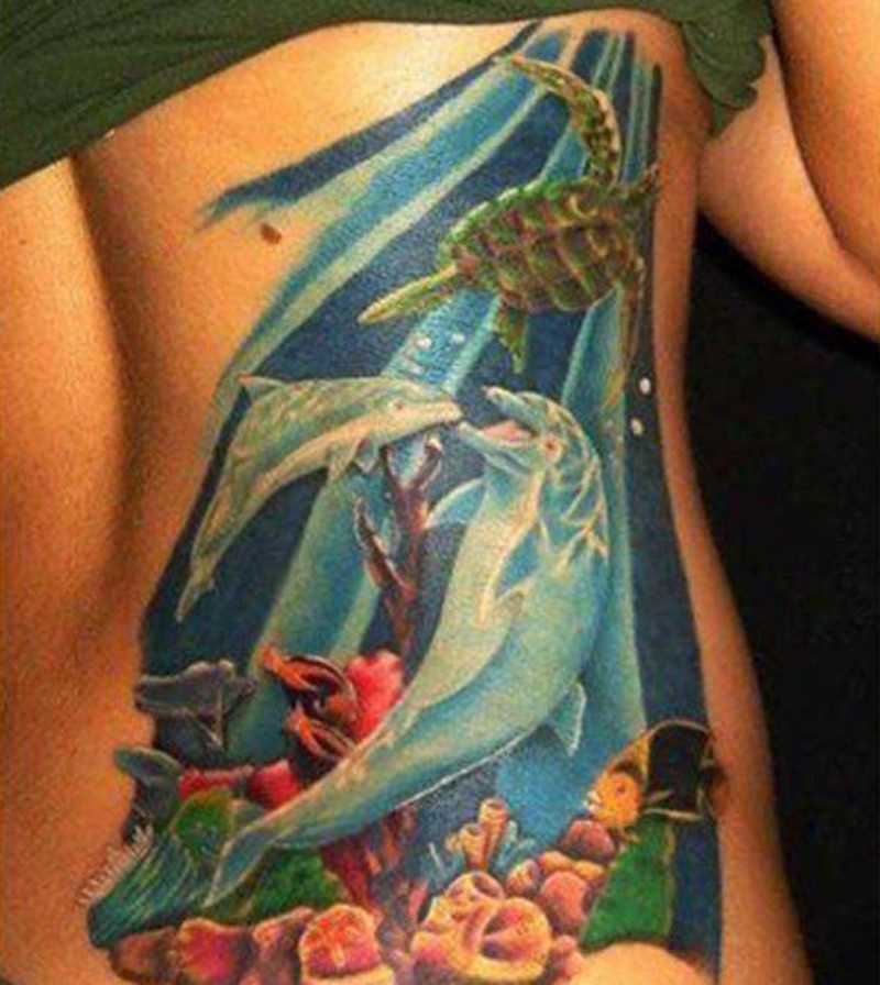 背部美妙的五彩水下世界纹身图案