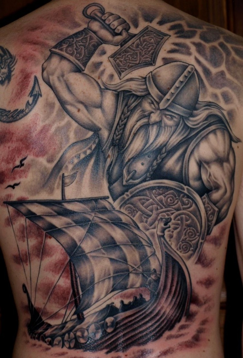背部愤怒的维京战士和帆船纹身图案