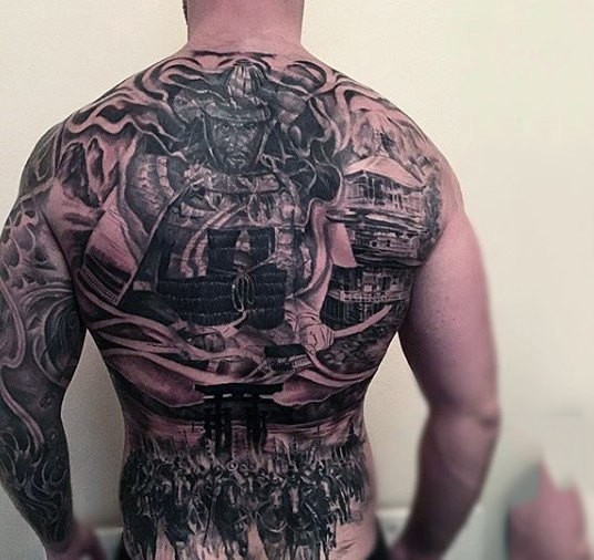 背部大面积黑白武士主题纹身图案