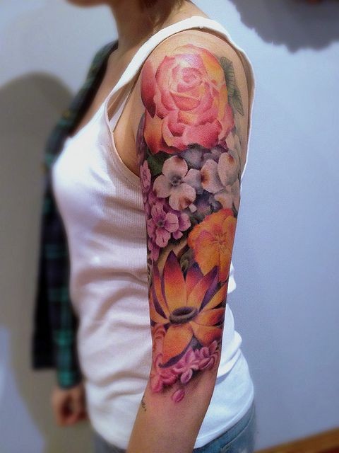 大臂彩色的各类花卉纹身图案