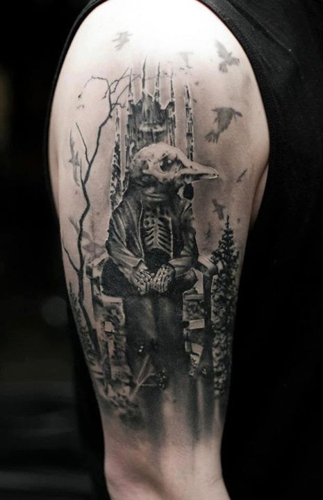 大臂黑灰鸟骨架国王与森林纹身图案